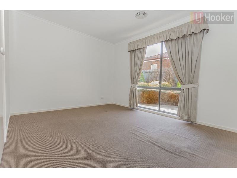 8 Woods Place, Roxburgh Park VIC 3064