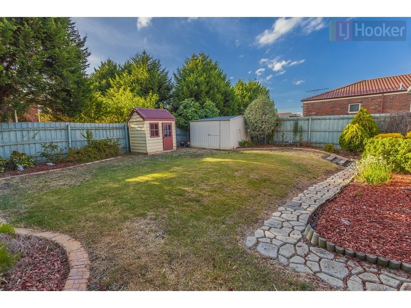 8 Woods Place, Roxburgh Park VIC 3064