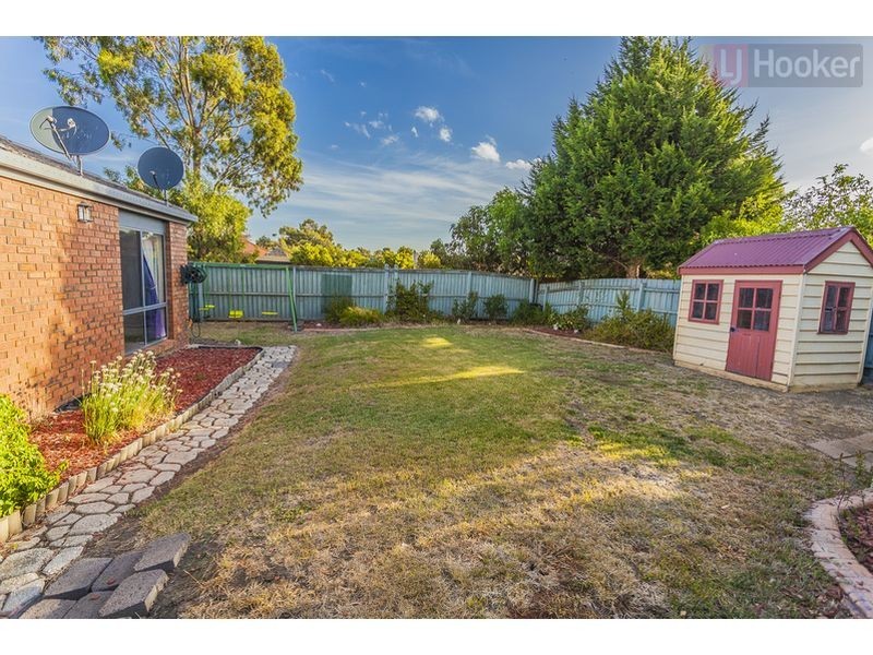 8 Woods Place, Roxburgh Park VIC 3064