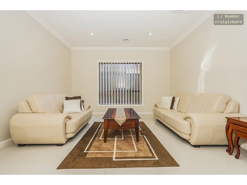 24 Westbury Parkway, Roxburgh Park VIC 3064