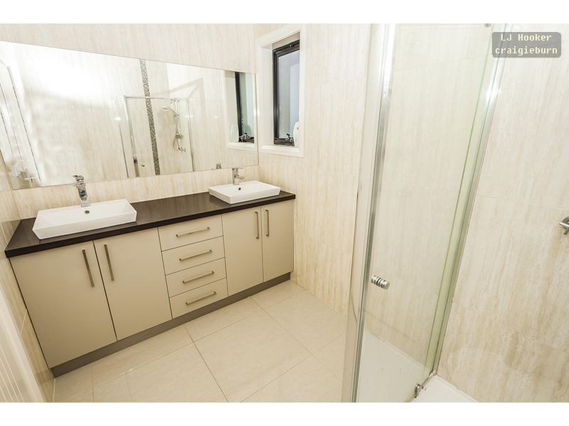 24 Westbury Parkway, Roxburgh Park VIC 3064