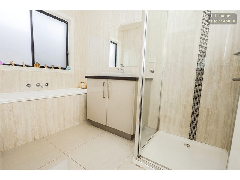 24 Westbury Parkway, Roxburgh Park VIC 3064