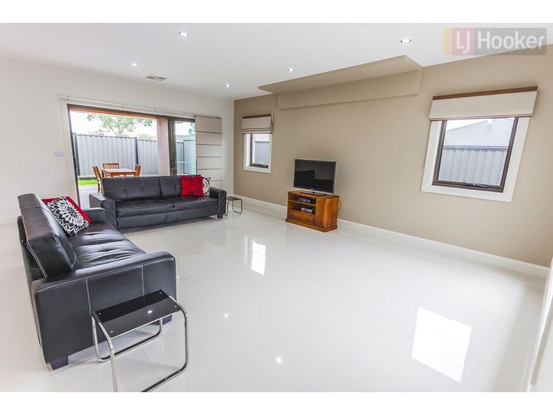 60 Biltmore Crescent, Roxburgh Park VIC 3064