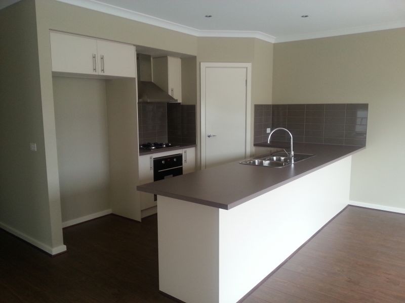 14 Woodford St, Craigieburn VIC 3064