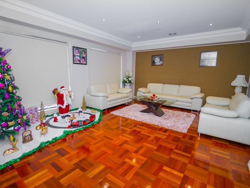 17 Santa Cruz Blvd, Roxburgh Park VIC 3064