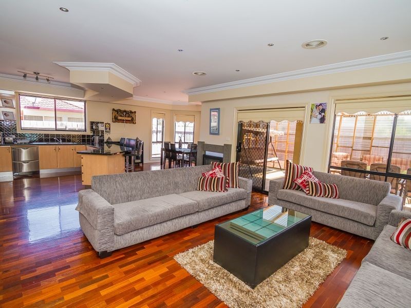 17 Santa Cruz Blvd, Roxburgh Park VIC 3064