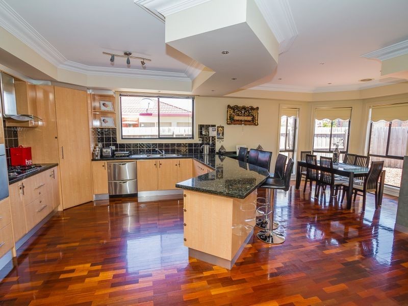 17 Santa Cruz Blvd, Roxburgh Park VIC 3064