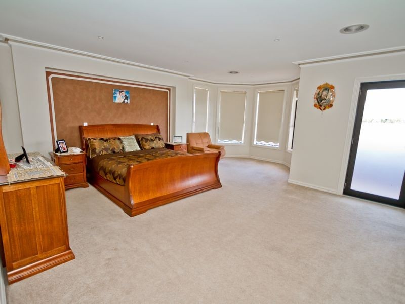 17 Santa Cruz Blvd, Roxburgh Park VIC 3064