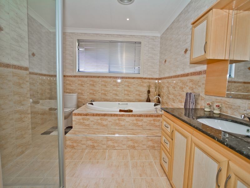 17 Santa Cruz Blvd, Roxburgh Park VIC 3064