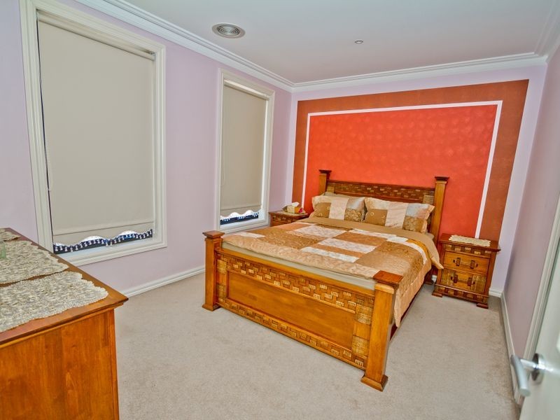 17 Santa Cruz Blvd, Roxburgh Park VIC 3064