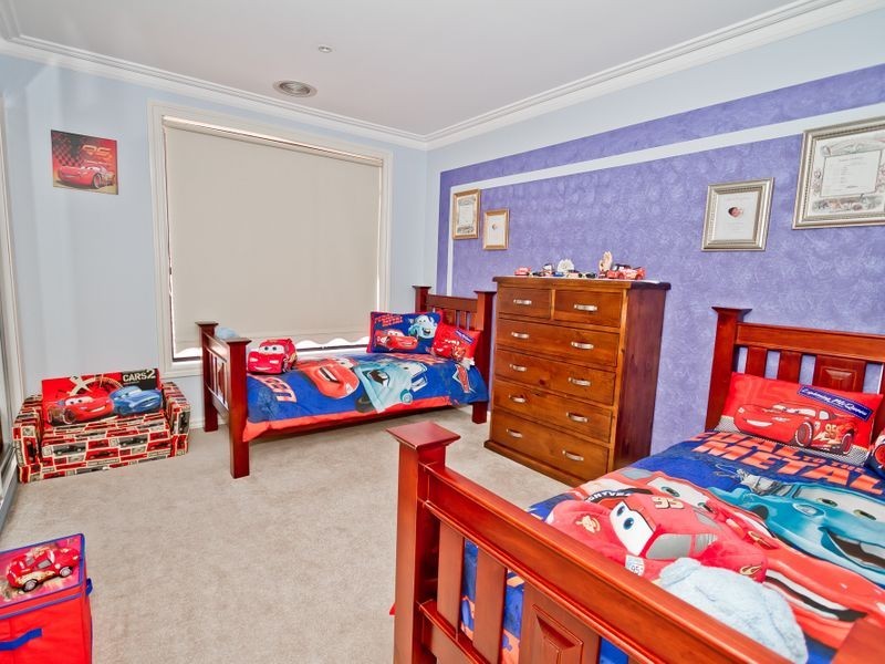 17 Santa Cruz Blvd, Roxburgh Park VIC 3064