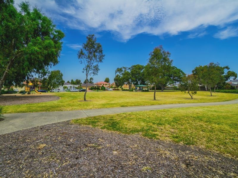 17 Santa Cruz Blvd, Roxburgh Park VIC 3064