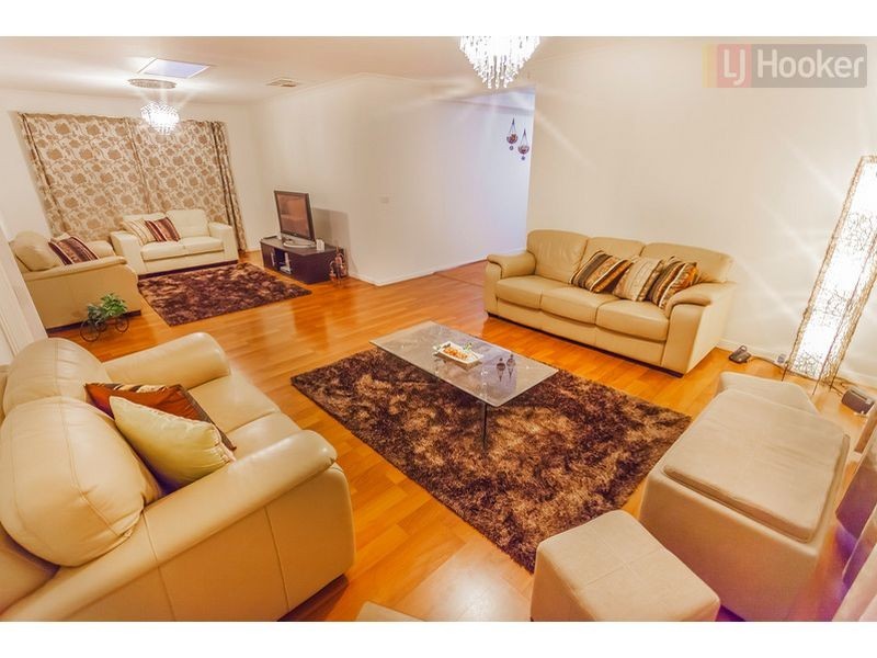 6 Volantis Crescent, Roxburgh Park VIC 3064