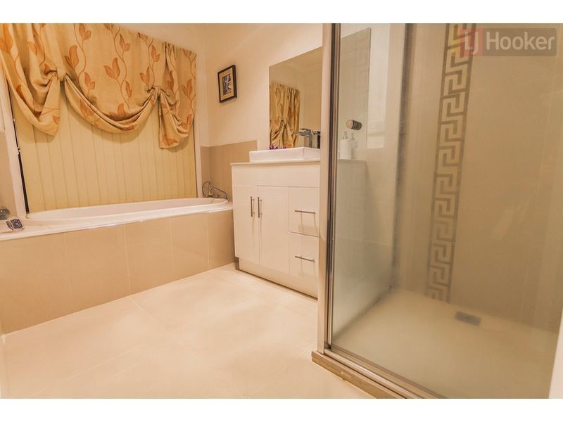 6 Volantis Crescent, Roxburgh Park VIC 3064