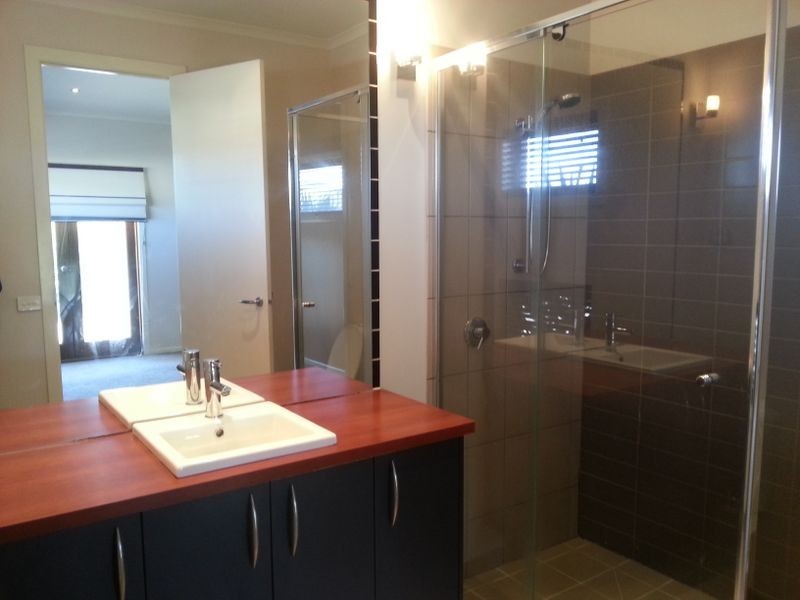 17 Girraween Cres, Craigieburn VIC 3064