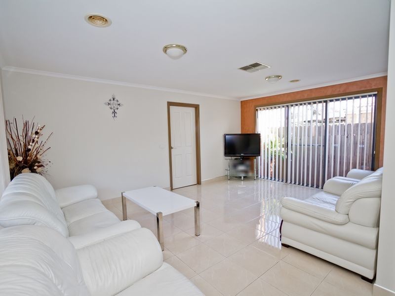 8 Landles Rise, Roxburgh Park VIC 3064