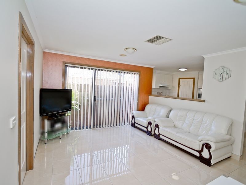 8 Landles Rise, Roxburgh Park VIC 3064