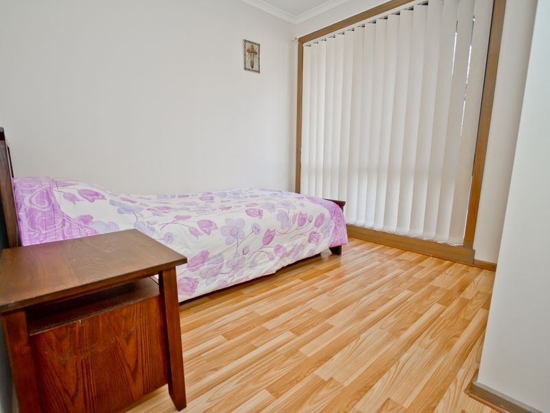 8 Landles Rise, Roxburgh Park VIC 3064