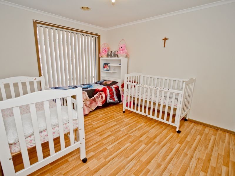 8 Landles Rise, Roxburgh Park VIC 3064