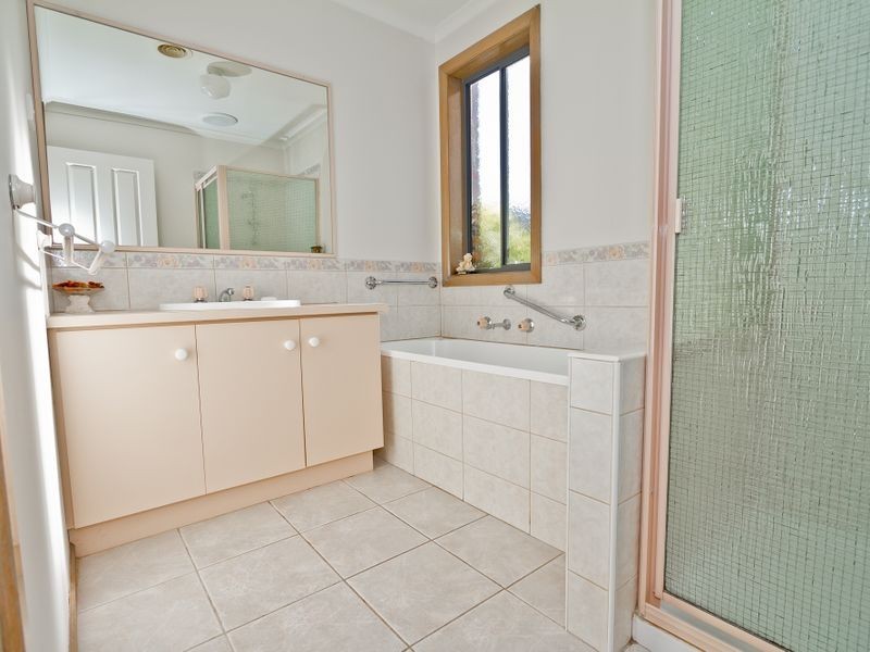 8 Landles Rise, Roxburgh Park VIC 3064