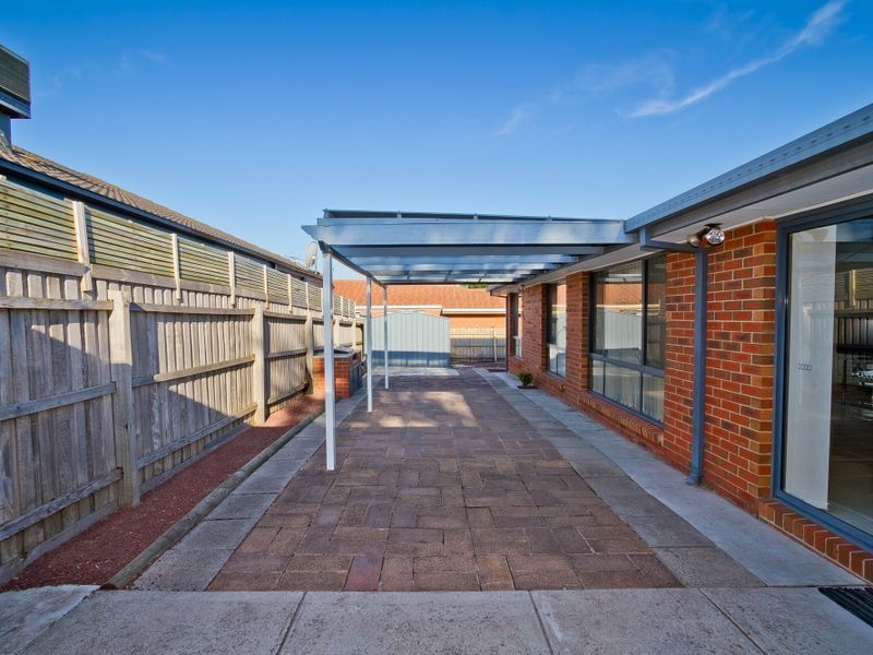 8 Landles Rise, Roxburgh Park VIC 3064