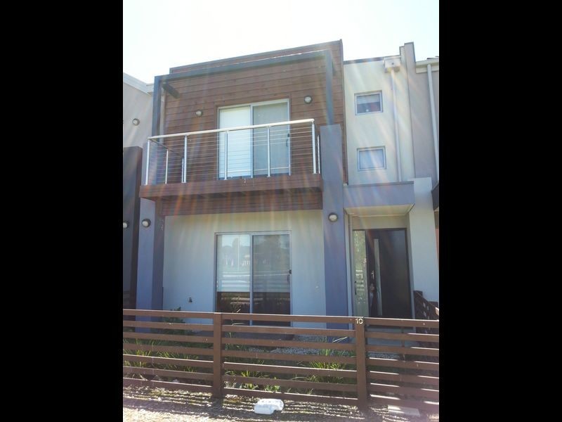 10/8 Moresby Cct, Craigieburn VIC 3064