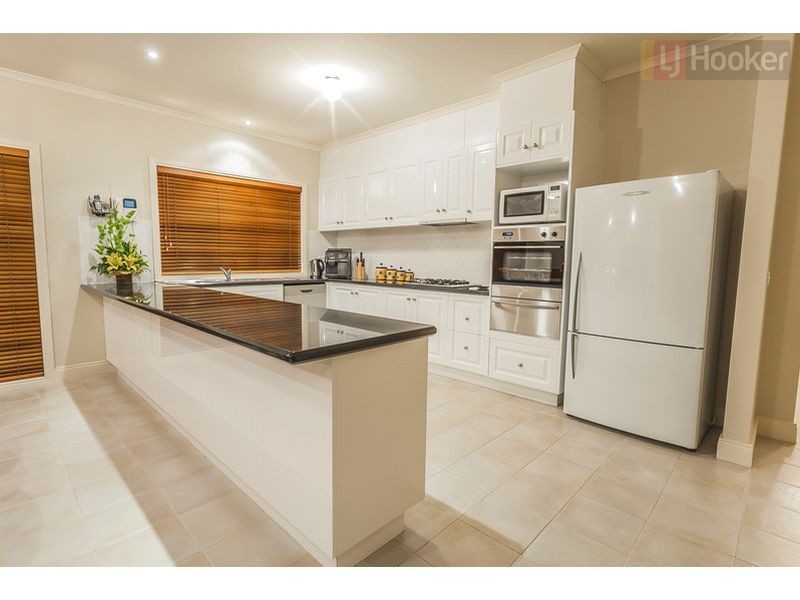 6 McGinness Ave, Roxburgh Park VIC 3064