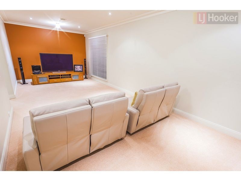 6 McGinness Ave, Roxburgh Park VIC 3064