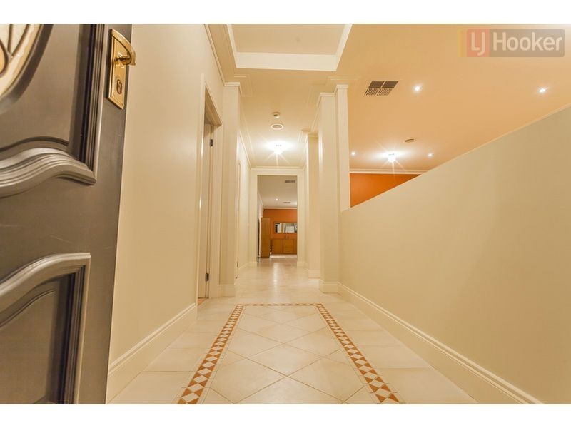 6 McGinness Ave, Roxburgh Park VIC 3064