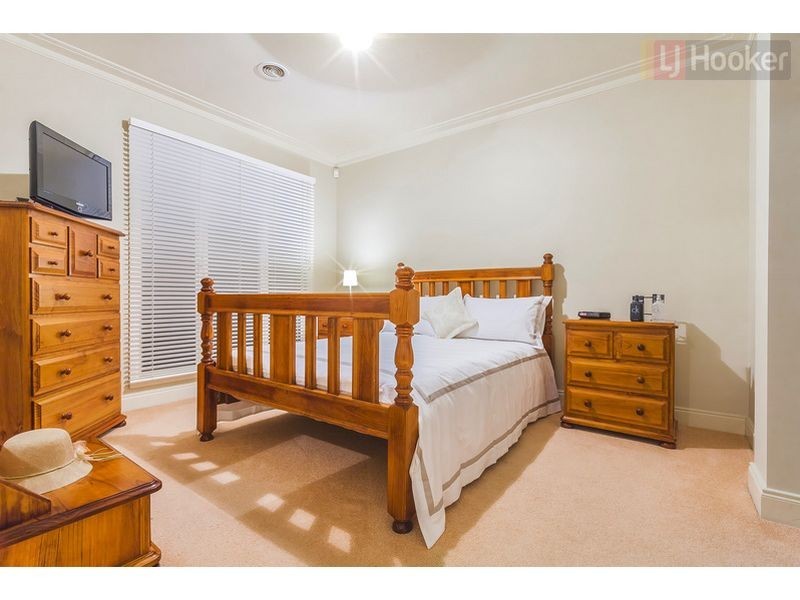 6 McGinness Ave, Roxburgh Park VIC 3064