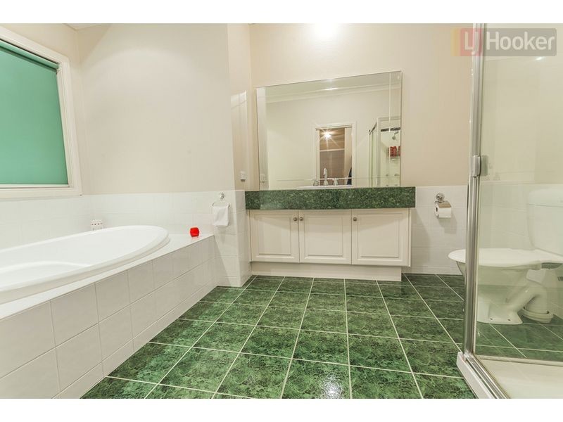 6 McGinness Ave, Roxburgh Park VIC 3064