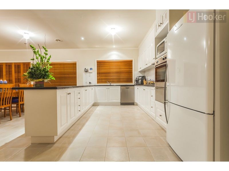 6 McGinness Ave, Roxburgh Park VIC 3064