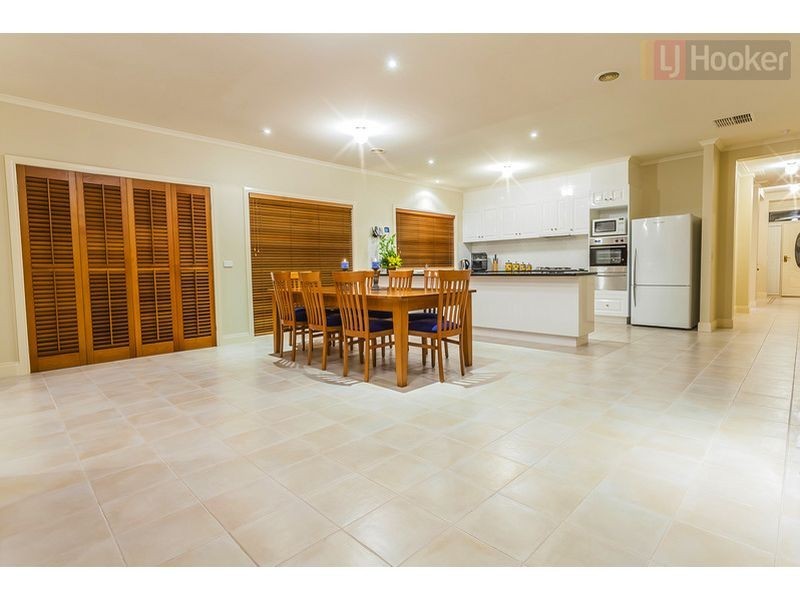 6 McGinness Ave, Roxburgh Park VIC 3064