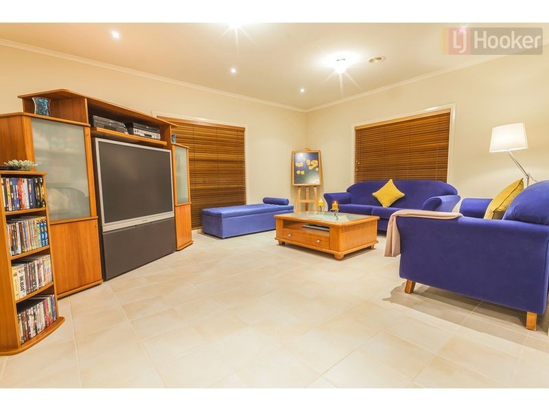 6 McGinness Ave, Roxburgh Park VIC 3064