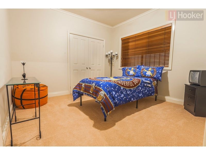 6 McGinness Ave, Roxburgh Park VIC 3064