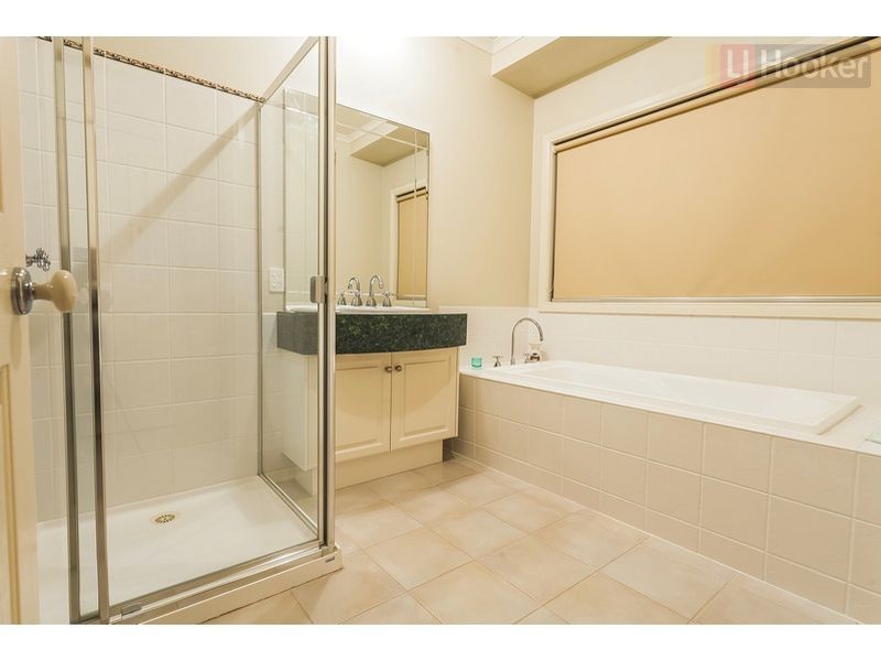 6 McGinness Ave, Roxburgh Park VIC 3064
