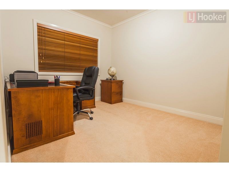 6 McGinness Ave, Roxburgh Park VIC 3064