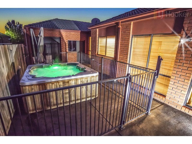 6 McGinness Ave, Roxburgh Park VIC 3064