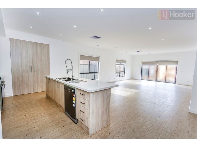 22 Groveton St, Craigieburn VIC 3064