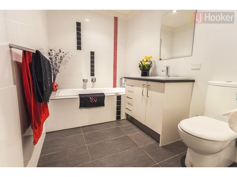 6 Mallard Cct, Craigieburn VIC 3064