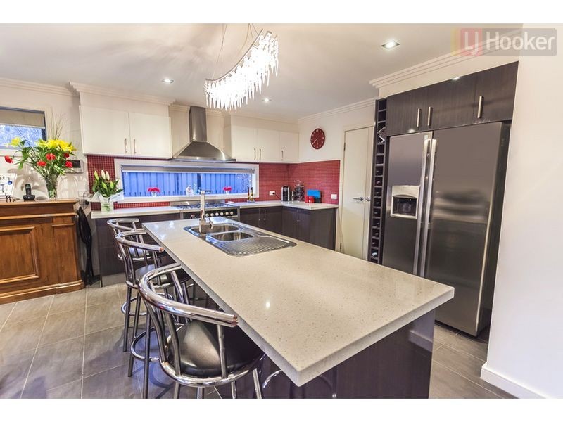 6 Mallard Cct, Craigieburn VIC 3064