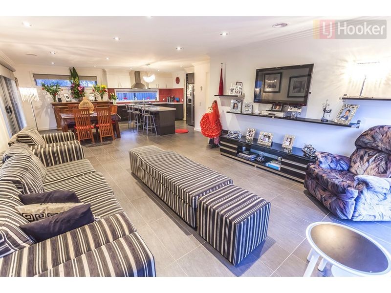 6 Mallard Cct, Craigieburn VIC 3064