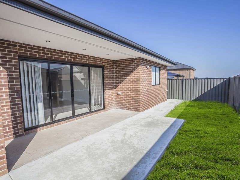 9 Massei Close, Roxburgh Park VIC 3064