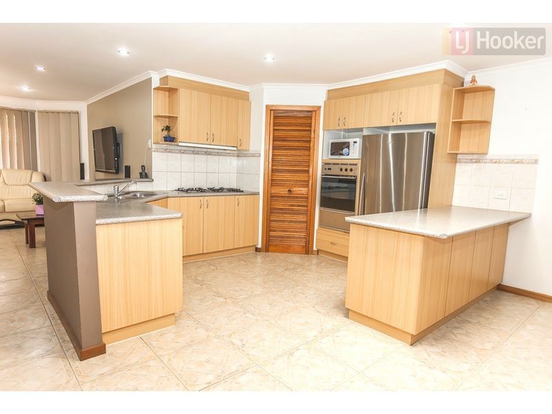 31 Aquila Grove, Roxburgh Park VIC 3064