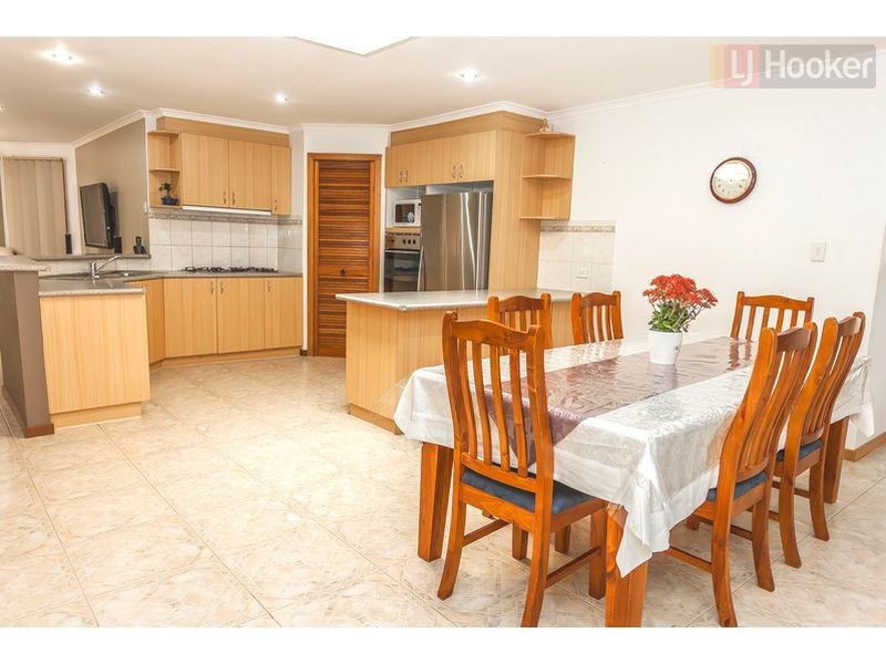 31 Aquila Grove, Roxburgh Park VIC 3064