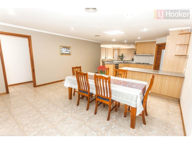 31 Aquila Grove, Roxburgh Park VIC 3064