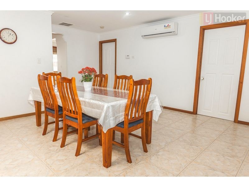 31 Aquila Grove, Roxburgh Park VIC 3064