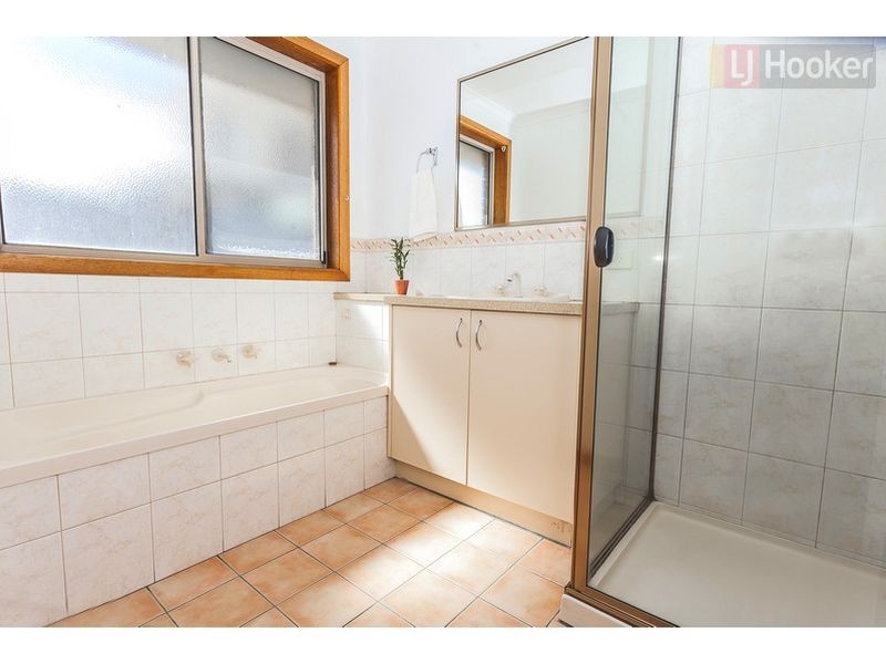 31 Aquila Grove, Roxburgh Park VIC 3064