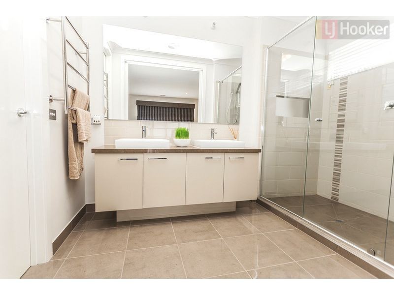 3 Hayfield Rd, Roxburgh Park VIC 3064