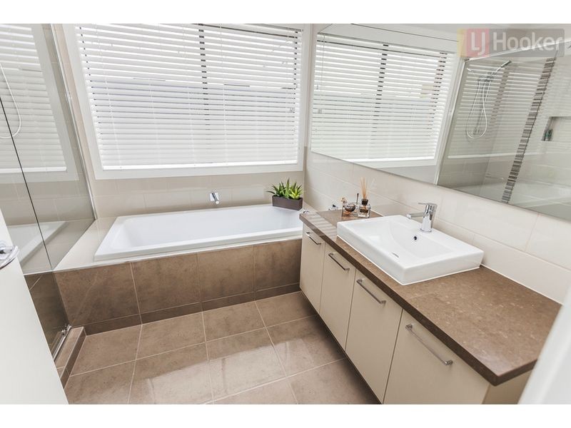 3 Hayfield Rd, Roxburgh Park VIC 3064